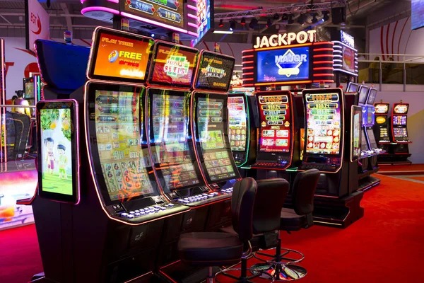 Live Ceme dealer on jasapoker platform shuffling cards and dealing to multiple players in real time